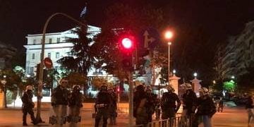 ΤΩΡΑ: Τεταμένο το κλίμα στο κέντρο της Θεσσαλονίκης (ΦΩΤΟ & VIDEO)