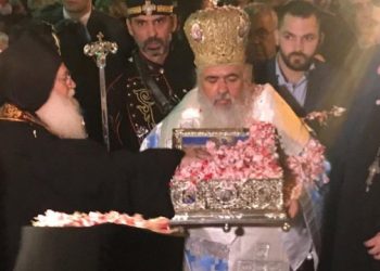 Πλήθος κόσμου υποδέχθηκε την Τίμια Ζώνη της Παναγίας στον Εύοσμο (φωτ.-βίντεο)