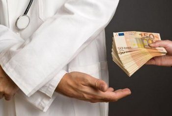 Θεσσαλονίκη: Σε ειδική ανακρίτρια αύριο ο γιατρός που κατηγορείται για «φακελάκι»