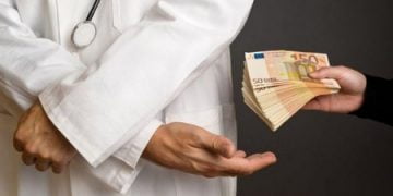 Θεσσαλονίκη: Σε ειδική ανακρίτρια αύριο ο γιατρός που κατηγορείται για «φακελάκι»