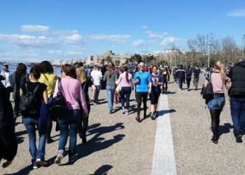 Για βόλτα επιλέγουν την παραλία οι Θεσσαλονικείς