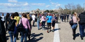 Για βόλτα επιλέγουν την παραλία οι Θεσσαλονικείς