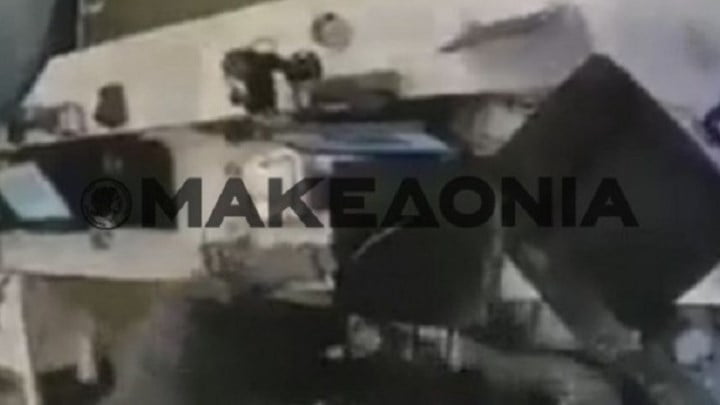 Καρέ – καρέ η ληστεία σε πρακτορείο ΟΠΑΠ στον Εύοσμο – ΒΙΝΤΕΟ