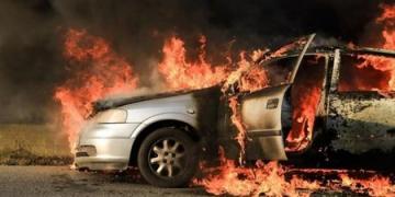 Στις φλόγες τυλίχθηκε αυτοκίνητο στον Εύοσμο