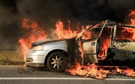 Στις φλόγες τυλίχθηκε αυτοκίνητο στον Εύοσμο