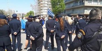 Ένταση μετά την παρέλαση στη Θεσσαλονίκη- Πολίτες προσπάθησαν να πλησιάσουν τους επισήμους (VIDEO)