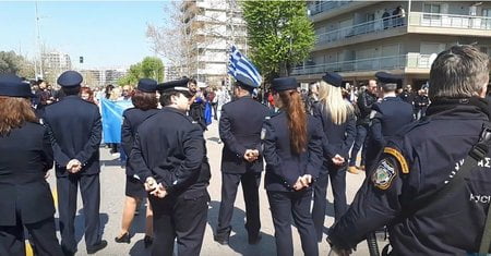 Ένταση μετά την παρέλαση στη Θεσσαλονίκη- Πολίτες προσπάθησαν να πλησιάσουν τους επισήμους (VIDEO)