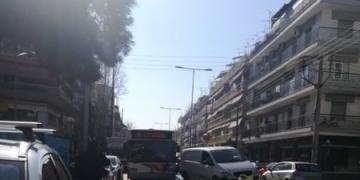 Παρκάρισμα για… όσκαρ στη Θεσσαλονίκη. Πάρκαρε πάνω στην νησίδα και σε ράμπα