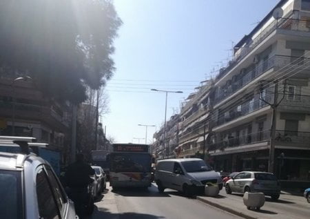 Παρκάρισμα για… όσκαρ στη Θεσσαλονίκη. Πάρκαρε πάνω στην νησίδα και σε ράμπα