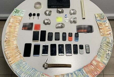 Εύοσμος: Μέλη κυκλώματος διακίνησης ναρκωτικών έκρυβαν σε τοίχο δώματος πάνω από 26.000 ευρώ (ΦΩΤΟ )