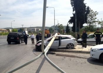 IX έπεσε σε κολόνα φωτισμού στην Λαγκαδά – Κλειστή μία λωρίδα