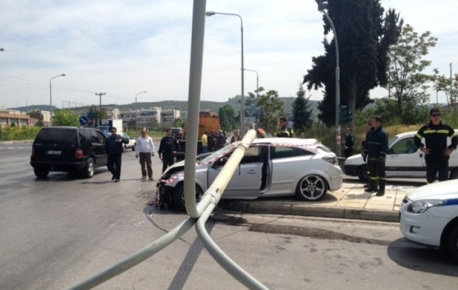 IX έπεσε σε κολόνα φωτισμού στην Λαγκαδά – Κλειστή μία λωρίδα