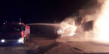 Φωτιά σε καρότσα με καπνό τα ξημερώματα στην Μενεμένη Θεσσαλονίκης
