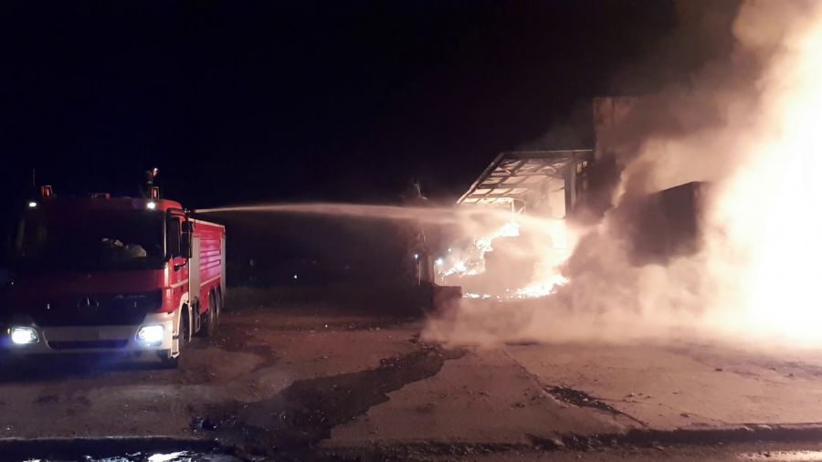 Φωτιά σε καρότσα με καπνό τα ξημερώματα στην Μενεμένη Θεσσαλονίκης