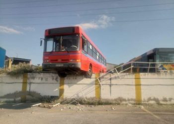 Γλίστρησε και «πέταξε» λεωφορείο του ΟΑΣΘ στην Σταυρούπολη – Δεν είχε φρένα (Εικόνα)