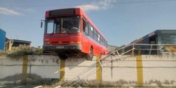 Γλίστρησε και «πέταξε» λεωφορείο του ΟΑΣΘ στην Σταυρούπολη – Δεν είχε φρένα (Εικόνα)