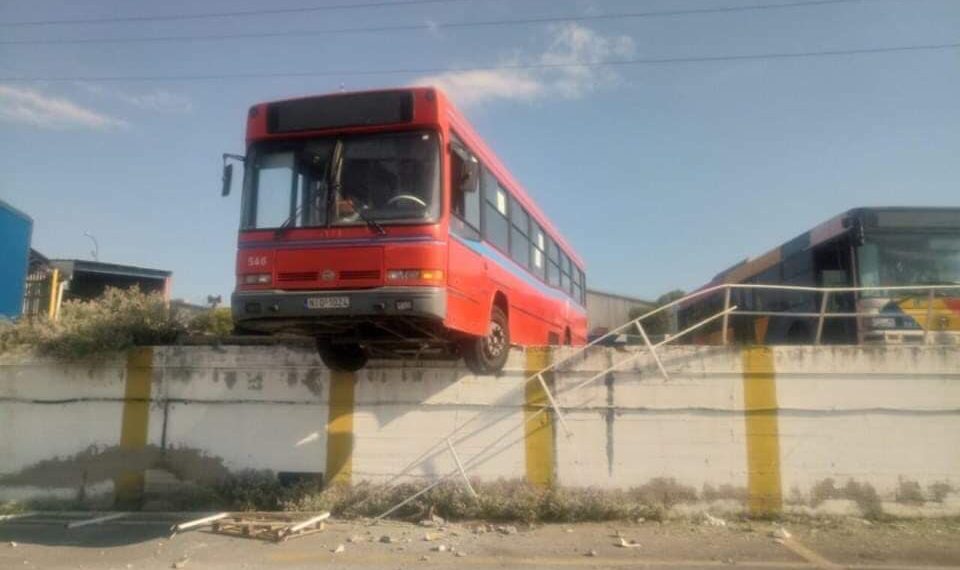 Γλίστρησε και «πέταξε» λεωφορείο του ΟΑΣΘ στην Σταυρούπολη – Δεν είχε φρένα (Εικόνα)