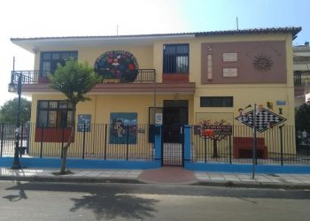 20ο Δημοτικό Ευόσμου: Ομόρφυναν το σχολείο τους με ζωγραφιές και ρήσεις του Κομφούκιου και του Καζαντζάκη (Εικόνες)