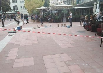 Επιτέλους: Αντικατάσταθηκαν τα σπασμένα πλακάκια στην πλατεία Ευόσμου