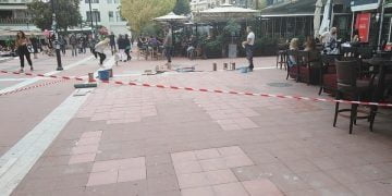 Επιτέλους: Αντικατάσταθηκαν τα σπασμένα πλακάκια στην πλατεία Ευόσμου