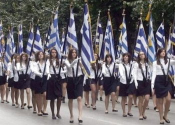 Ξεκίνησε η μαθητική παρέλαση στη Θεσσαλονίκη