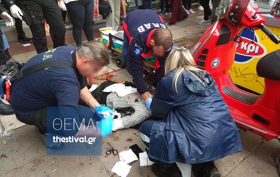 Μαχαίρωσαν Αλγερινό στο κέντρο της Θεσσαλονίκης – Του έσωσε τη ζωή αστυνομικός της ομάδας Ζ (Εικόνες)