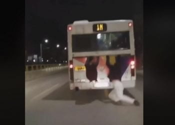 Βίντεο σοκ! Νεαροί κρεμάστηκαν σε λεωφορείο του ΟΑΣΘ για να μετακινηθούν