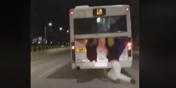 Βίντεο σοκ! Νεαροί κρεμάστηκαν σε λεωφορείο του ΟΑΣΘ για να μετακινηθούν
