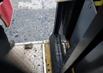 Θεσσαλονίκη: Θρύψαλα σε τζάμι πόρτας αστικού του ΟΑΣΘ λόγω πολυκοσμίας