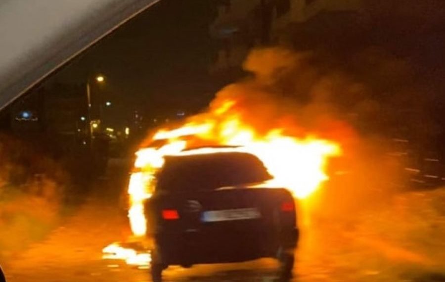 Εύοσμος: Αυτοκίνητο λαμπάδιασε εν’ κινήσει (Εικόνα)