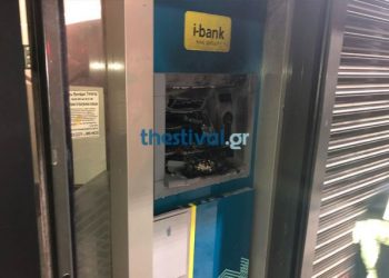 Μπαράζ εμπρηστικών επιθέσεων τα ξημερώματα στη Θεσσαλονίκη.