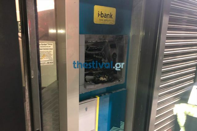 Μπαράζ εμπρηστικών επιθέσεων τα ξημερώματα στη Θεσσαλονίκη.