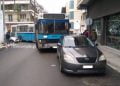 Οδηγοί παρκάρουν σε στροφή και φρακάρουν αστικό για μισή ώρα στον Εύοσμο
