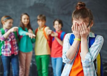 Απίστευτο! Μαθητές στη Θεσσαλονίκη ανάγκασαν συμμαθήτριά τους να γλείψει τούρκικη τουαλέτα!