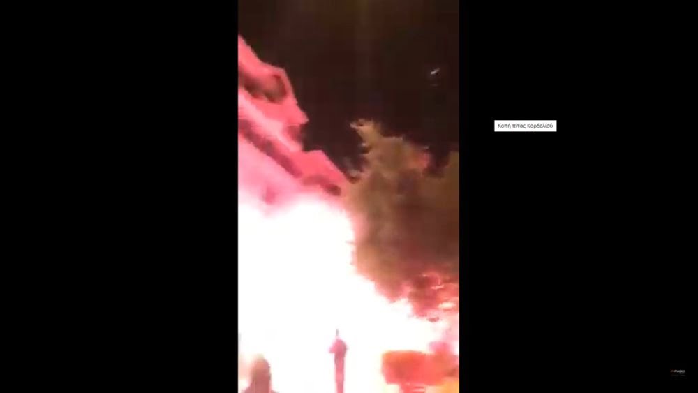 Ασπρόμαυρο πάρτι με πυρσούς και πυροτεχνήματα στο Κορδελιό (Βίντεο)