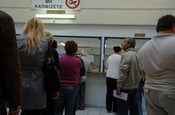 Η εφορία διαγράφει μικρο-χρέη σε 535.000 φορολογούμενους