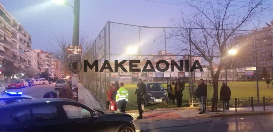 Αυτοκίνητο τράκαρε και μπήκε σε γηπεδάκι ποδοσφαίρου στον Εύοσμο (Βίντεο)