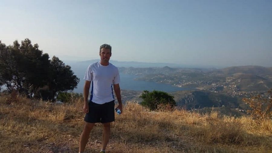 Θεσσαλονίκη: Τρέχει στη μνήμη της συζύγου του και στέλνει ηχηρό μήνυμα υπέρ της πρόληψης