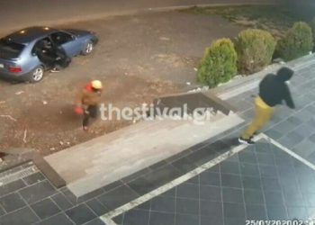 Βίντεο ΣΟΚ: Έσπασαν βιτρίνα με βαριοπούλα και έκλεψαν κατάστημα στη Δυτική Θεσσαλονίκη