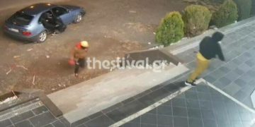Βίντεο ΣΟΚ: Έσπασαν βιτρίνα με βαριοπούλα και έκλεψαν κατάστημα στη Δυτική Θεσσαλονίκη