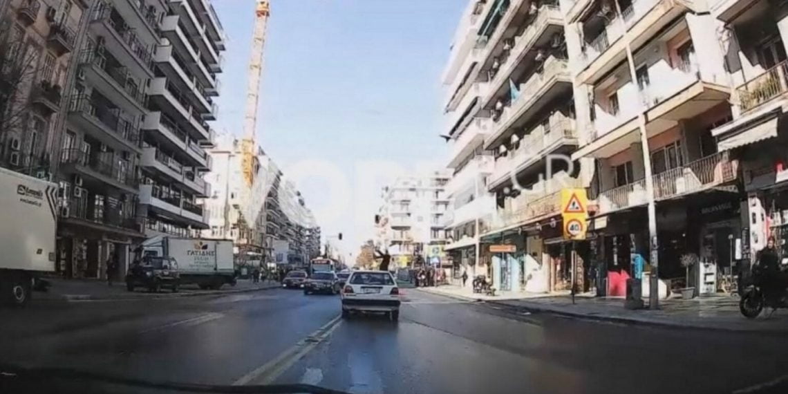 Βίντεο σοκ από τροχαίο στη Θεσσαλονίκη: Αυτοκίνητο ”εκτοξεύει” γυναίκα στον αέρα