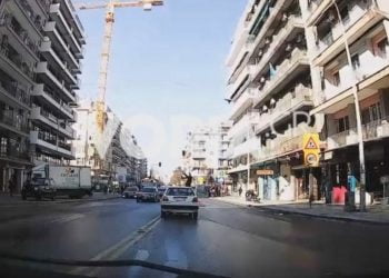 Βίντεο σοκ από τροχαίο στη Θεσσαλονίκη: Αυτοκίνητο ”εκτοξεύει” γυναίκα στον αέρα