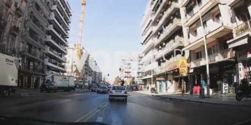 Βίντεο σοκ από τροχαίο στη Θεσσαλονίκη: Αυτοκίνητο ”εκτοξεύει” γυναίκα στον αέρα