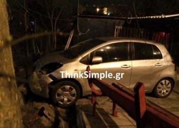 Αυτοκίνητο “καρφώθηκε” στην περίφραξη σταθμαρχείου του ΟΑΣΘ στην Νεάπολη (Εικόνες))