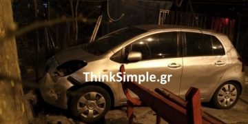 Αυτοκίνητο “καρφώθηκε” στην περίφραξη σταθμαρχείου του ΟΑΣΘ στην Νεάπολη (Εικόνες))