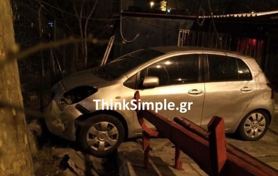 Αυτοκίνητο “καρφώθηκε” στην περίφραξη σταθμαρχείου του ΟΑΣΘ στην Νεάπολη (Εικόνες))