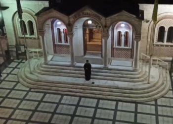 Θεσσαλονίκη: Έψαλλε το “Τη Υπερμάχω” στο προαύλιο του Ναού και οι πιστοί συμμετείχαν από τα μπαλκόνια (Βίντεο)