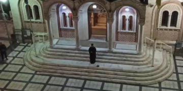 Θεσσαλονίκη: Έψαλλε το “Τη Υπερμάχω” στο προαύλιο του Ναού και οι πιστοί συμμετείχαν από τα μπαλκόνια (Βίντεο)