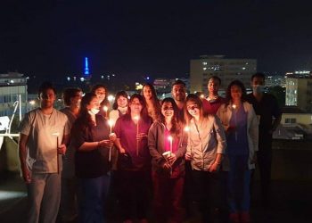 Γιατροί και νοσηλευτές ευχήθηκαν με αναμμένες λαμπάδες από την ταράτσα του ΑΧΕΠΑ (Eικόνα)