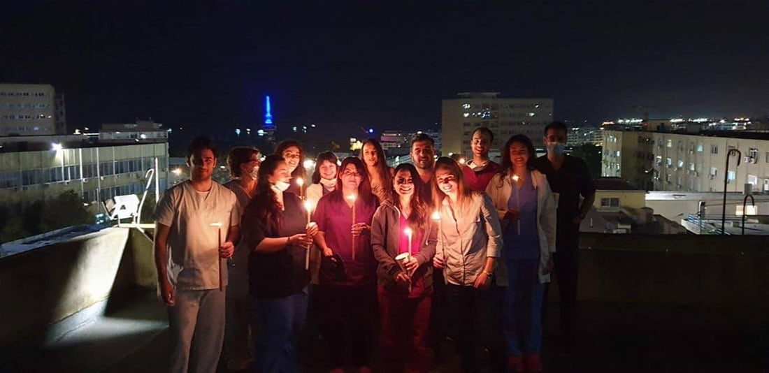 Γιατροί και νοσηλευτές ευχήθηκαν με αναμμένες λαμπάδες από την ταράτσα του ΑΧΕΠΑ (Eικόνα)